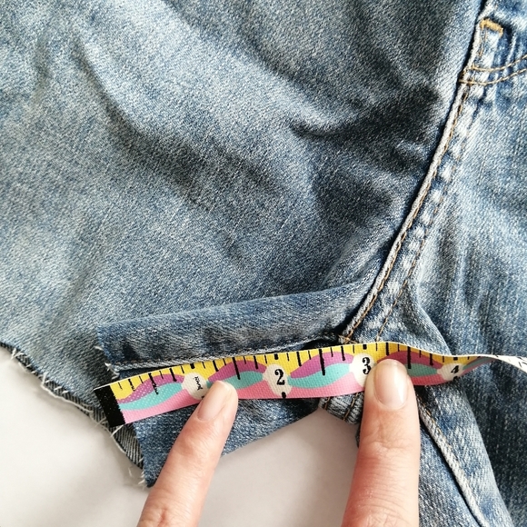 Levi's Premium Denim 721 High Rise Cut Off Denim Jean Shorts Raw Hem 25 (0) - Picture 14 of 15